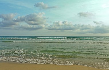 gökyüzündeki bulutlar ve deniz manzarası