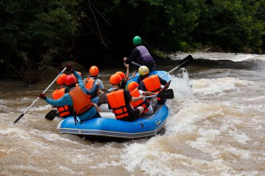 nehrin kuzeyinde Tayland rafting