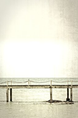 Deniz, eski syle işlenen köprü