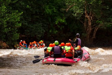Kuzey Tayland nehirde rafting