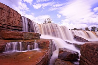 Kendine güvenen genç erkek doktor