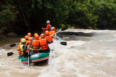 nehrin kuzeyinde Tayland rafting
