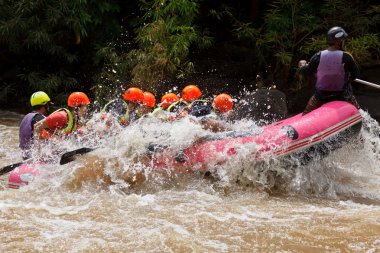 nehrin kuzeyinde Tayland rafting