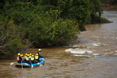 nehrin kuzeyinde Tayland rafting