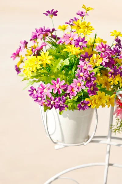 Farbenfrohe Kunstblumen — Stockfoto