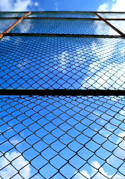 Металлическая сетка и голубое небо — стоковое фото
