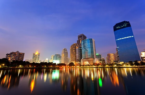 Bangkok am Abend, Spiegelung von Gebäuden im Wasser — Stockfoto