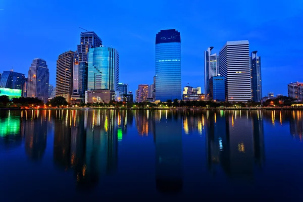 Bangkok i kväll, reflektion av byggnader i vatten — Stockfoto