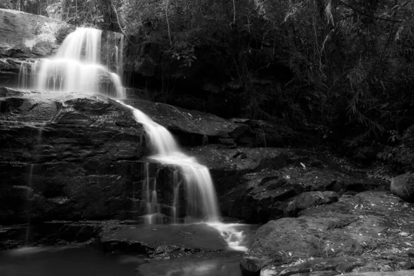 Водопад в черно-белом — стоковое фото