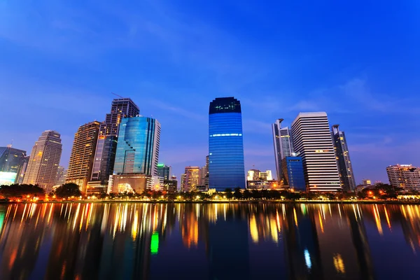 Bangkok i kväll, reflektion av byggnader i vatten — Stockfoto