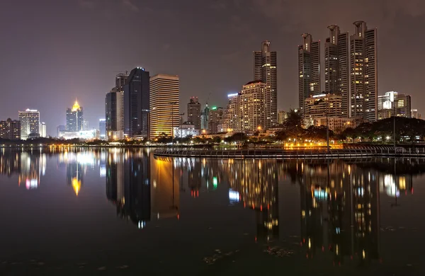 Bangkok i kväll, reflektion av byggnader i vatten — Stockfoto