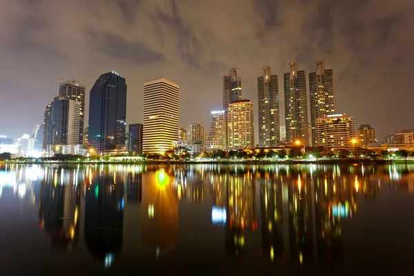 Banguecoque à noite, reflexo de edifícios na água — Fotografia de Stock