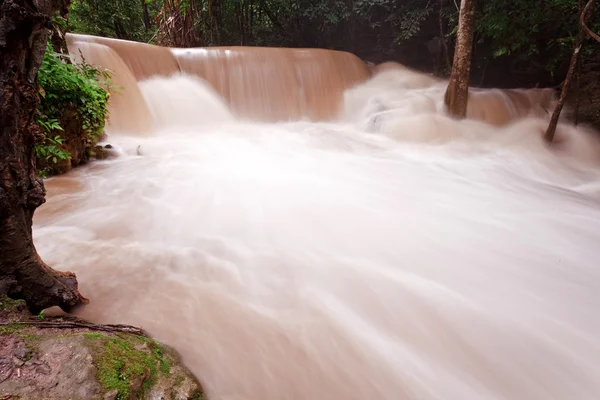 Água turva de cachoeira tropical após chuva forte — Fotografia de Stock