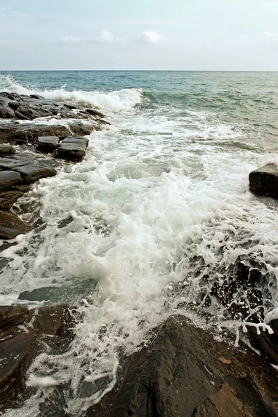 Swashing taş tropikal deniz dalgaları — Stok fotoğraf