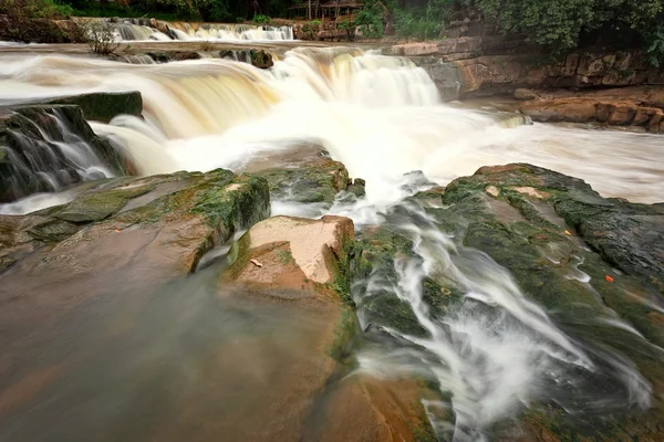 Vattenfall i tropisk skog, norr om thailand — Stockfoto