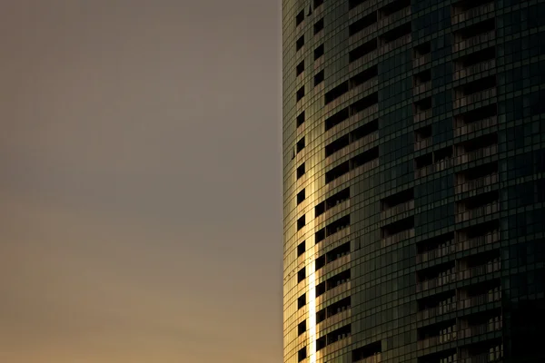 Sonnenlicht am Abend auf Glasbau — Stockfoto