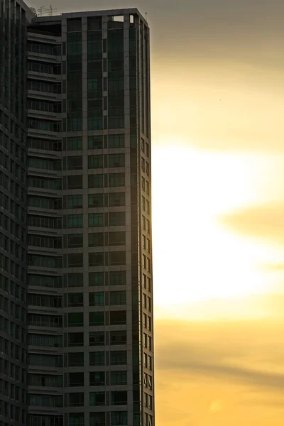 Zonlicht op de avond op glazen gebouw — Stockfoto