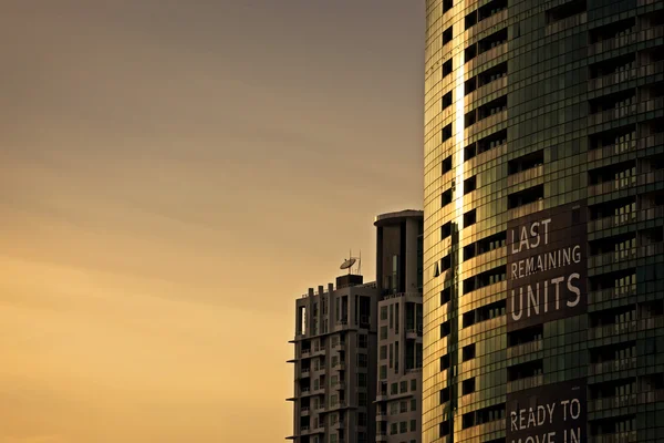 Lumière du soleil le soir sur le bâtiment en verre — Photo