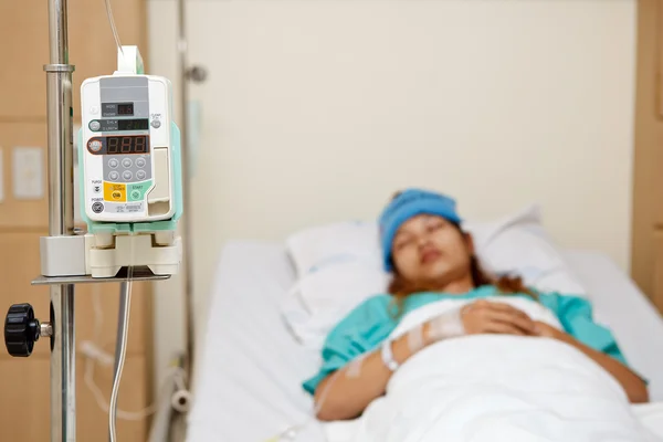 Mujer paciente e instrumento médico — Foto de Stock