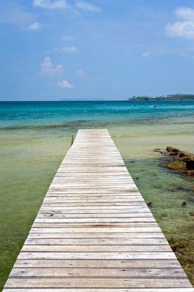 Wood jetty in tropical sea — Stock Photo, Image