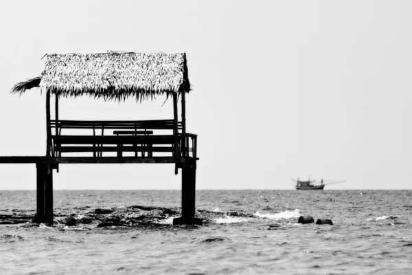 Pavilhão nativo asiático à beira-mar — Fotografia de Stock