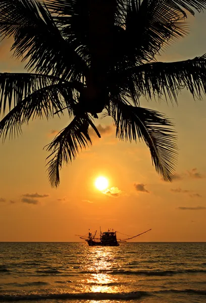 Puesta de sol sobre el horizonte del mar — Foto de Stock