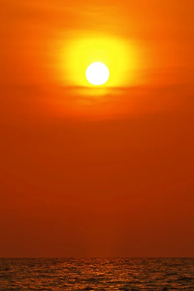 海の地平線に沈む夕日 — ストック写真