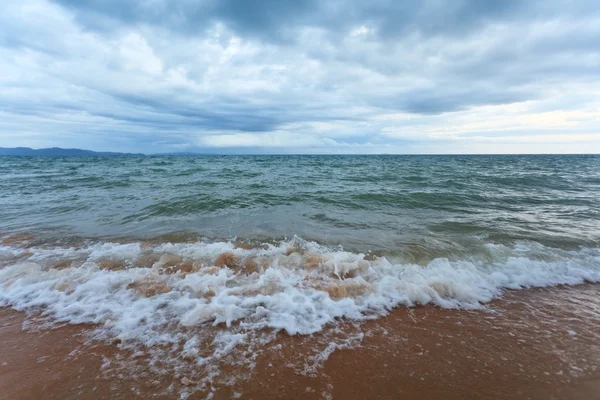 Sea waves and dark cloud — Stock Photo, Image