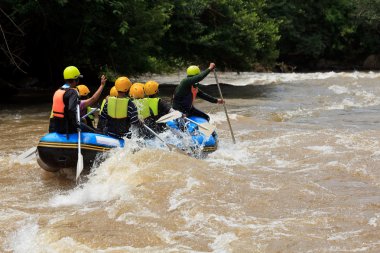 nehrin kuzeyinde Tayland rafting