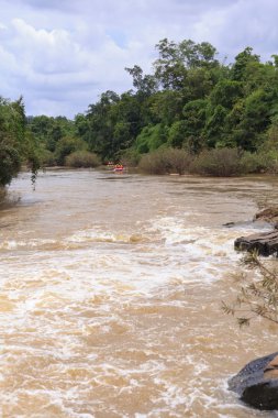 nehrin kuzeyinde Tayland rafting