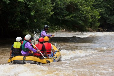 nehrin kuzeyinde Tayland rafting