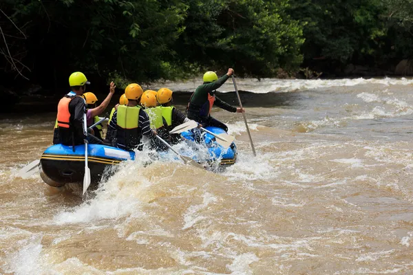 nehrin kuzeyinde Tayland rafting
