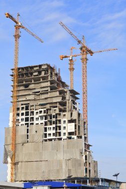 İnşaat alanı ve mavi gökyüzü