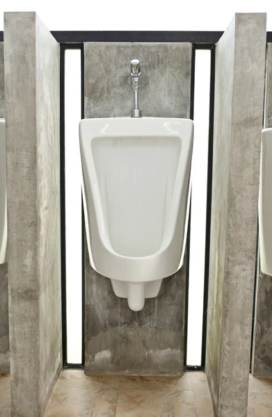Articles sanitaires dans les toilettes pour hommes — Photo
