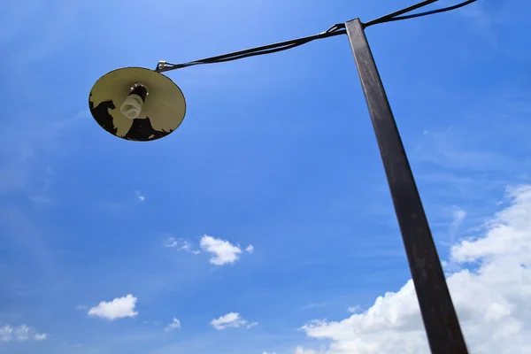 Lâmpada de rua e céu azul — Fotografia de Stock