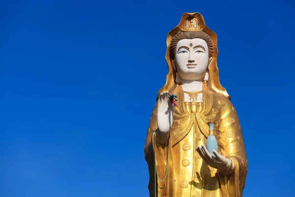 Dios femenino chino en el cielo azul — Foto de Stock