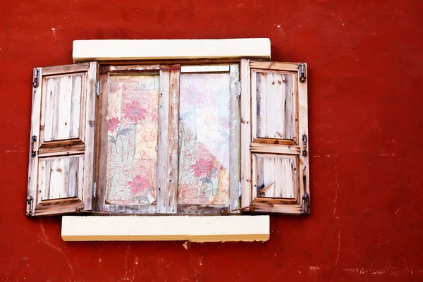 Bright wood window on old wall — Stock Photo, Image