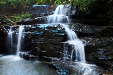 su beyaz ve siyah kaya