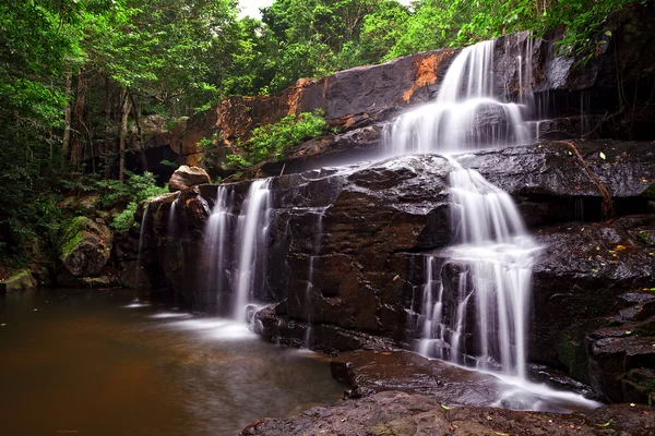 Wasserfall im tropischen Wald — Stockfoto