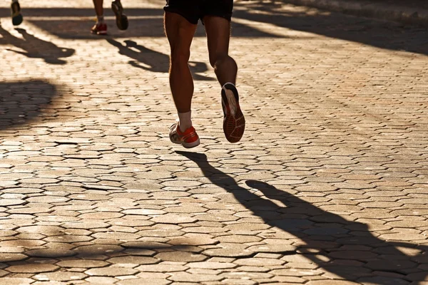 Maratonlöpare i morgonljuset — Stockfoto