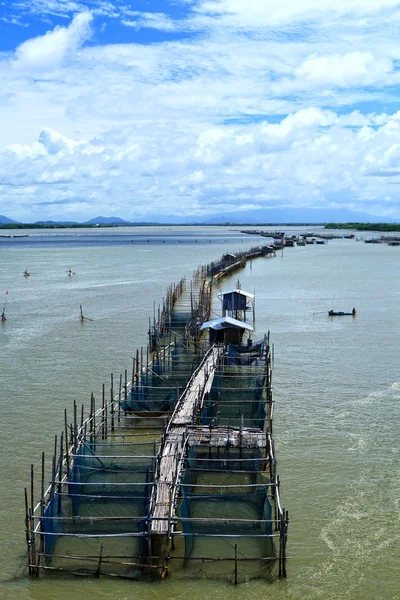 Aldeia de pescadores no mar tailandês — Fotografia de Stock
