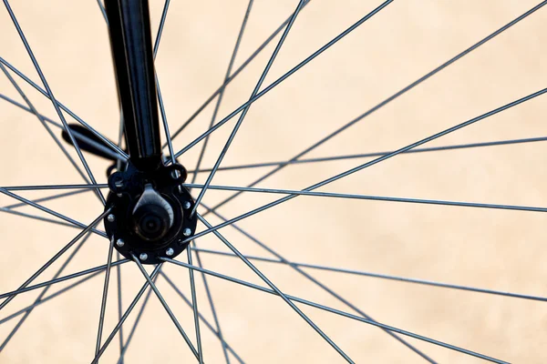 Régi kerékpár és repedt fala — Stock Fotó