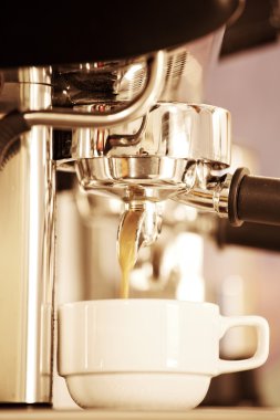 eski tarzda işlenen kahve makinesi