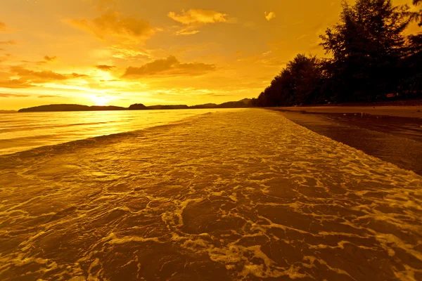 Senset vid strand i söder om thailand — Stockfoto