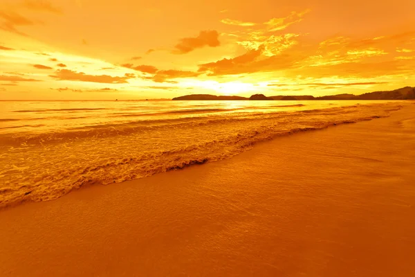 Senset vid strand i söder om thailand — Stockfoto