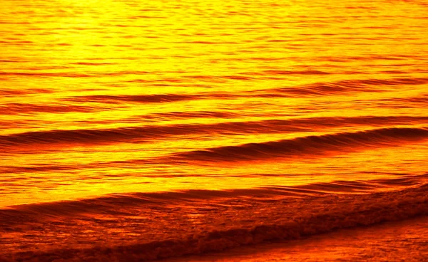 Surface de l'eau au coucher du soleil — Photo