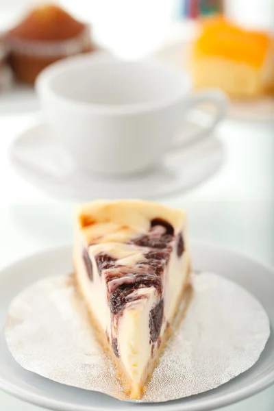 Stück Kuchen und Kaffeetasse — Stockfoto