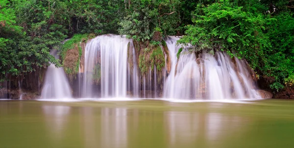 Cachoeira na floresta tropical — Fotografia de Stock