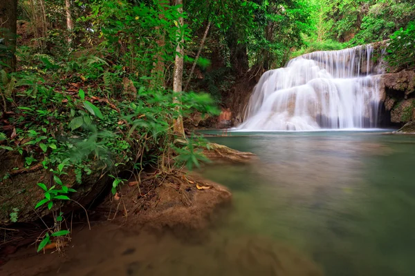 Cachoeira na floresta tropical, oeste da Tailândia — Fotografia de Stock
