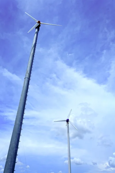 Větrná turbína a modrá obloha — Stock fotografie